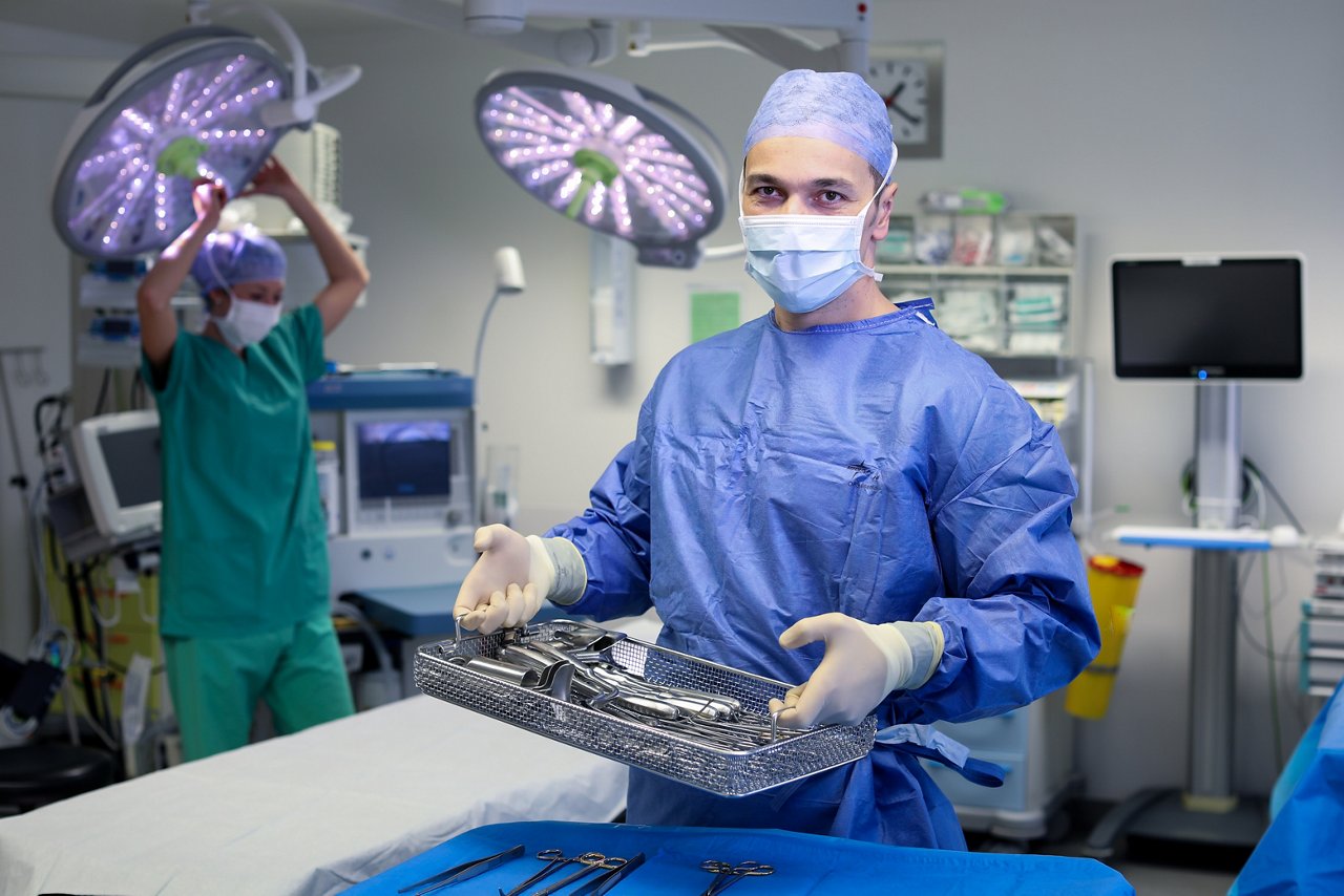 OTA/MRTA hält chirurgisches Besteck im OP