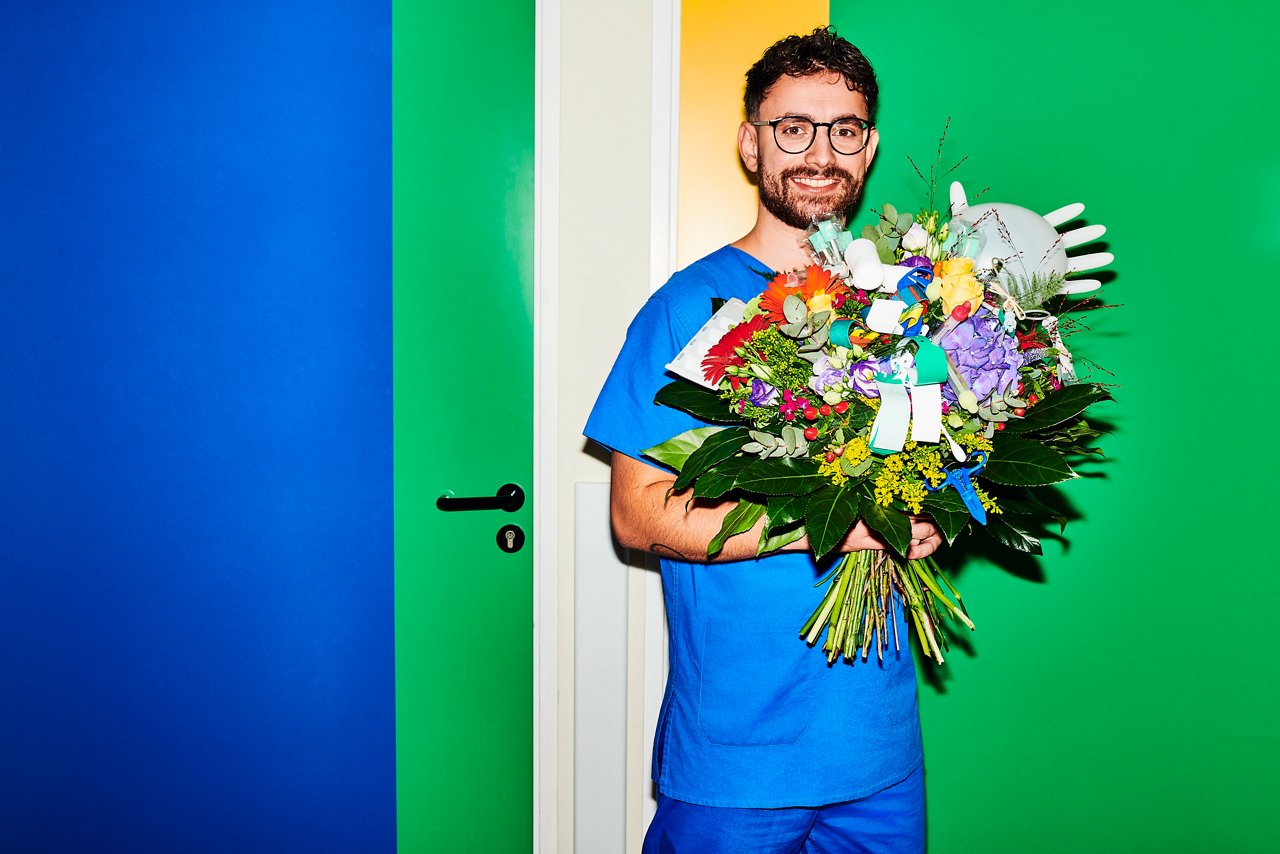 1 männliche Person, Pflege mit Blumenstrauß