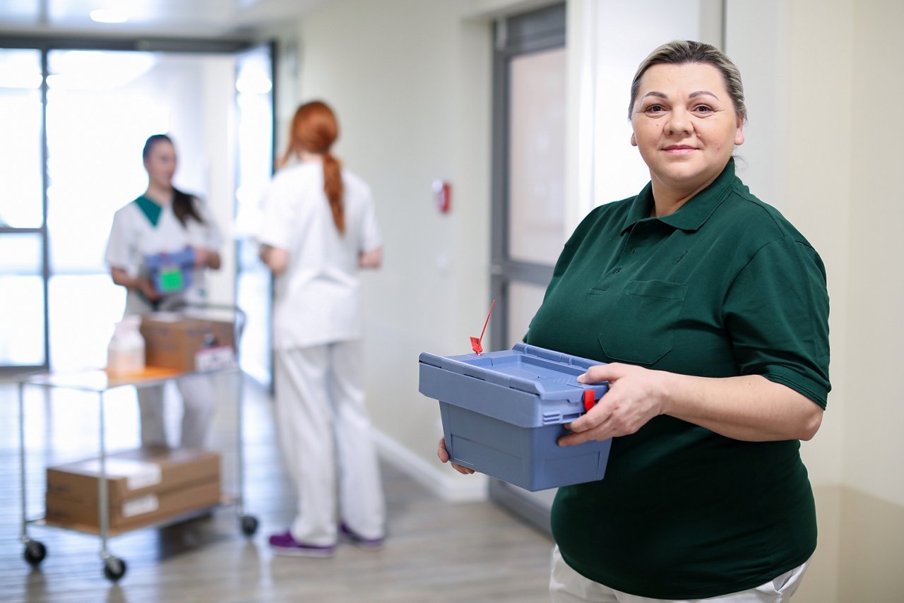 Mitarbeiterin des Hol- und Bringedienstes