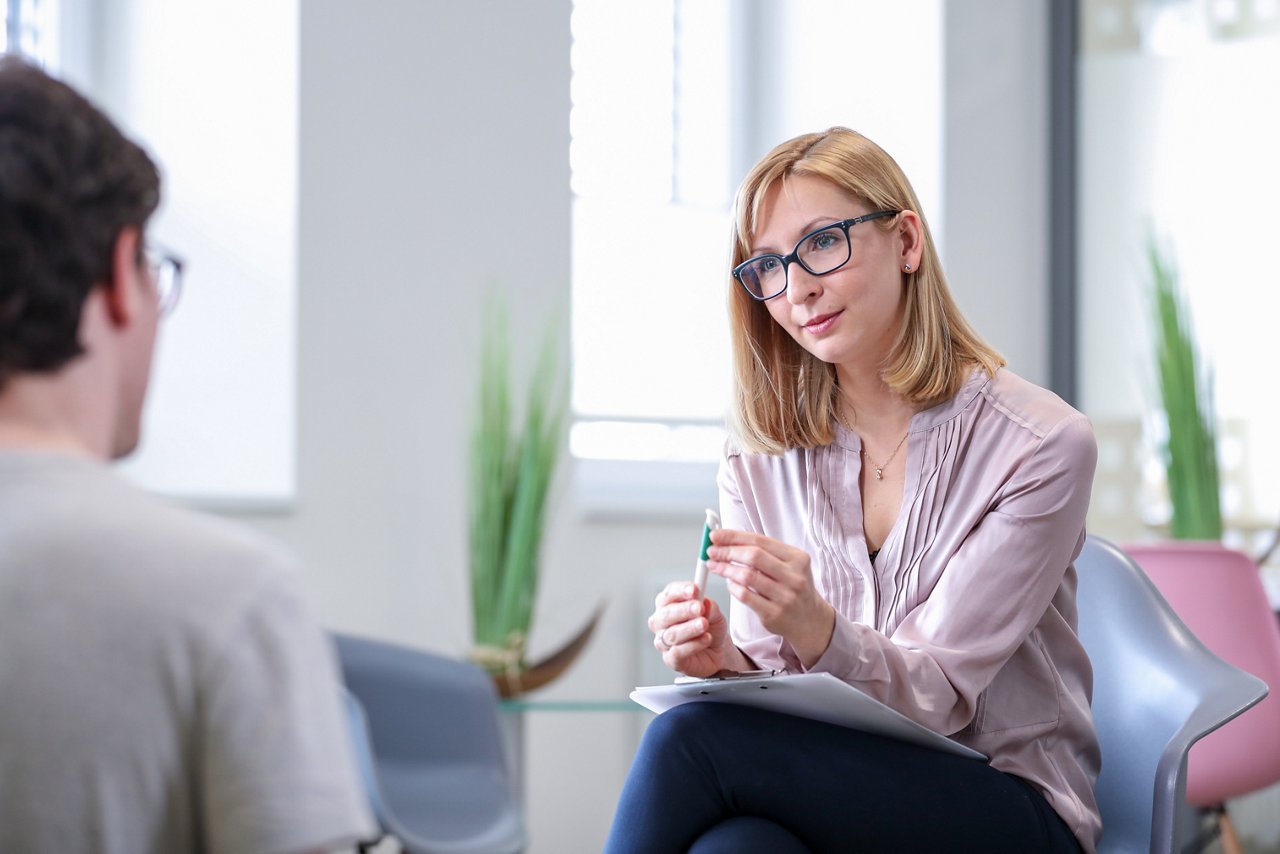 Psychologin in einem Behandlungsgespräch