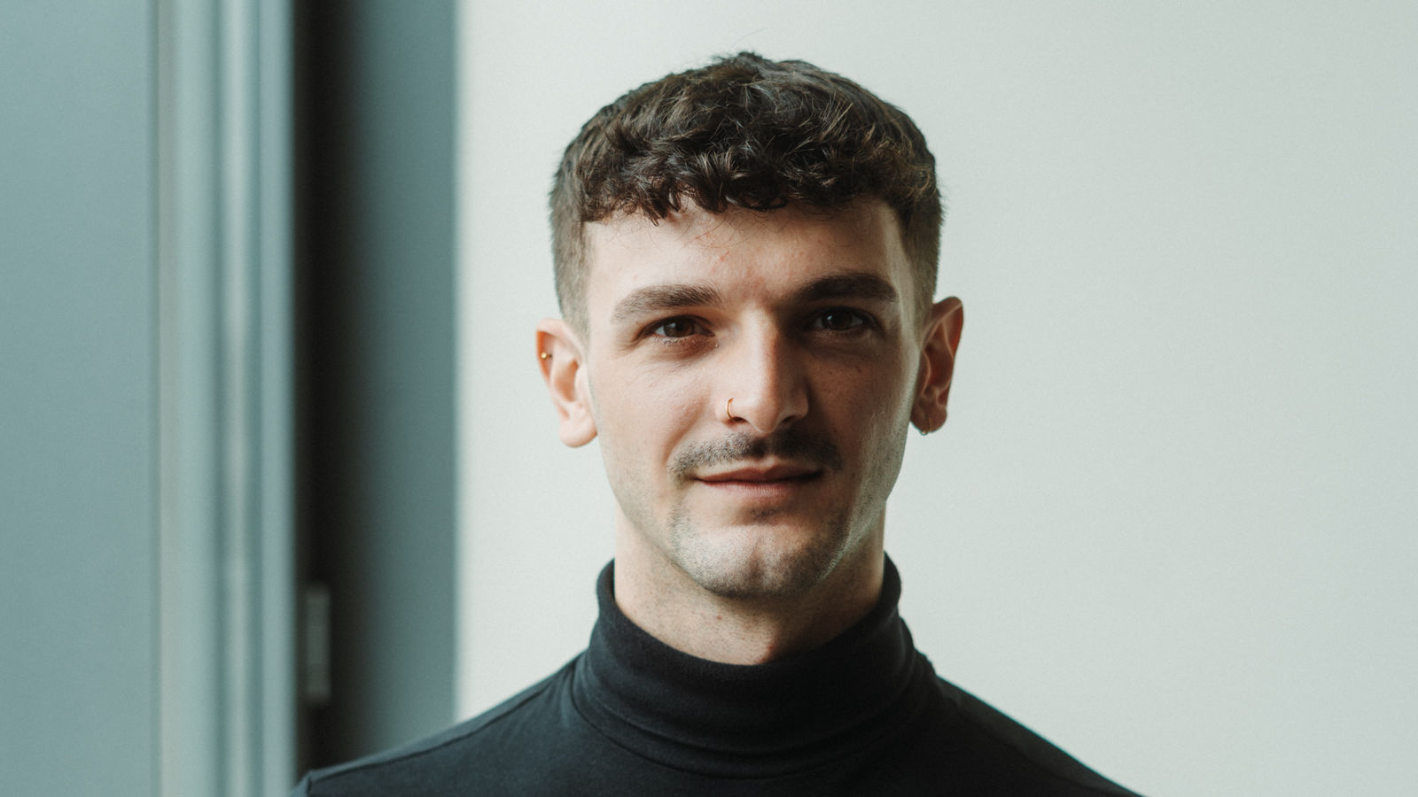 Trainee in der Logistik steht am Fenster