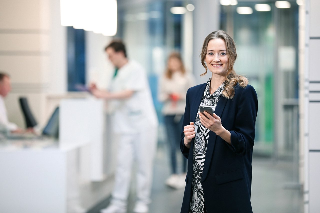 Frau mit Handy in der Hand