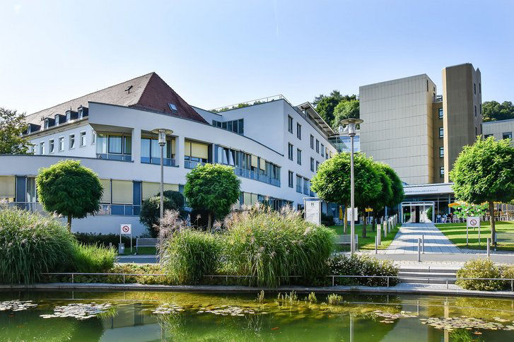 Klinik stellt Weichen für die Zukunft: Alterstraumatologie, Wirbelsäulenchirurgie und Patientenrechte im Fokus