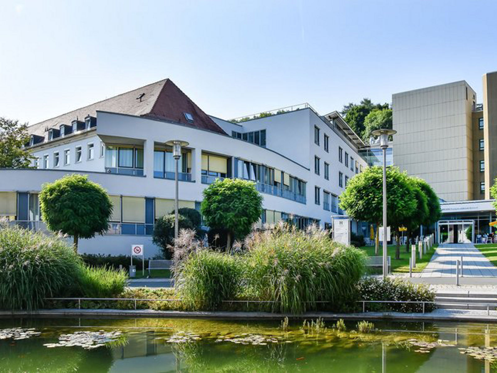 Klinik stellt Weichen für die Zukunft: Alterstraumatologie, Wirbelsäulenchirurgie und Patientenrechte im Fokus