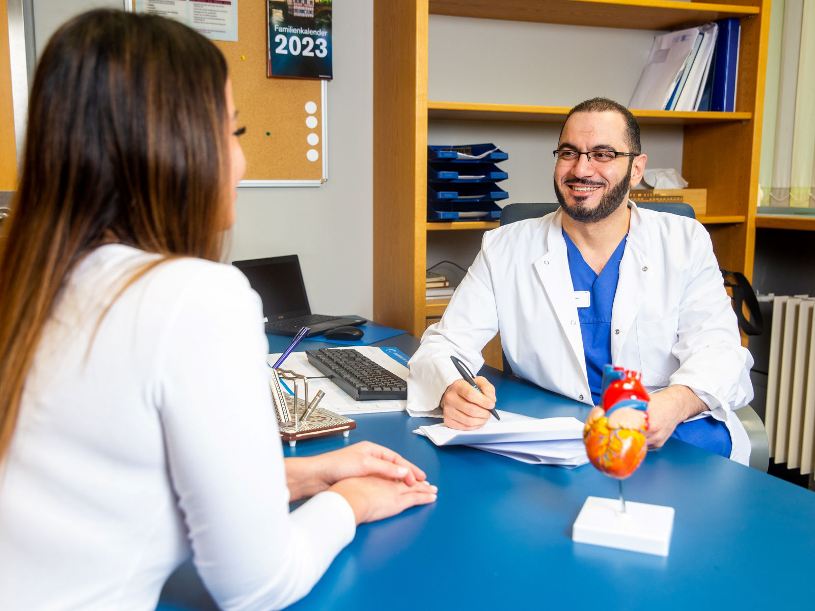 Gespräch zwischen Arzt und Patientin