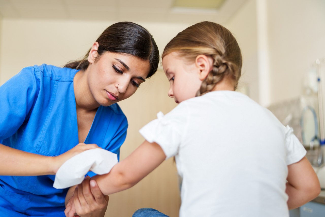 Kinderkrankenschwester versorgt Kind 