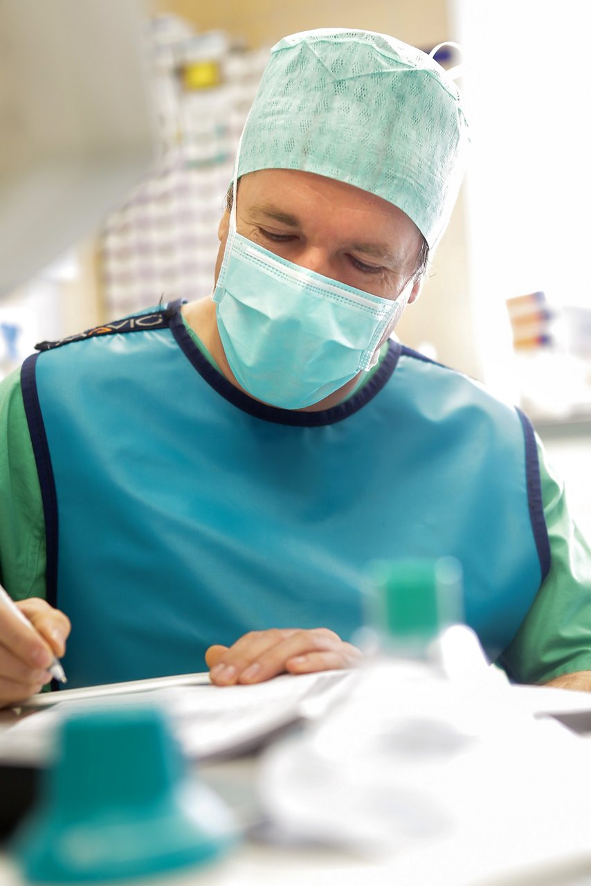Sicher während der Narkose: Überwachung durch einen Anästhesisten