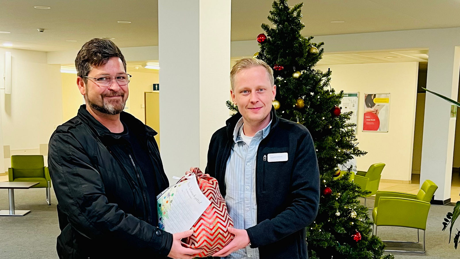 Wunschweihnachtsbaum in der Helios Klinik Köthen: Geschenkübergabe