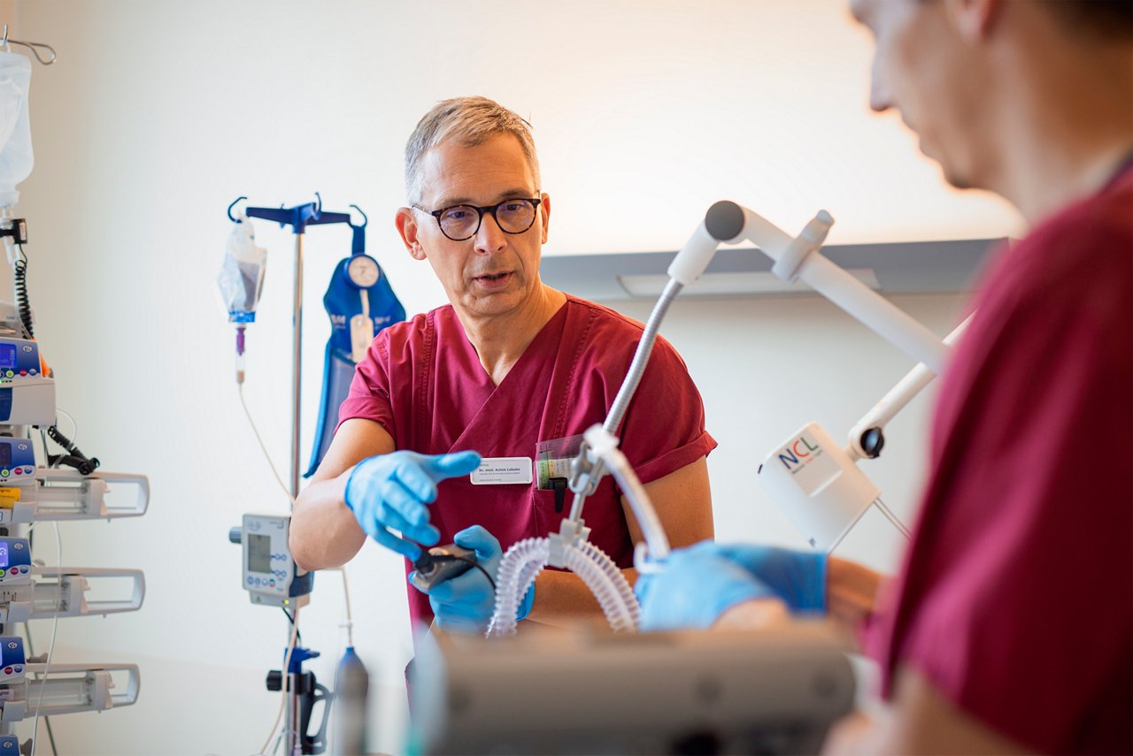 Leitender Oberarzt Dr. Achim Labuhn beim Eingriff auf der konservativen Intensivstation in Krefeld