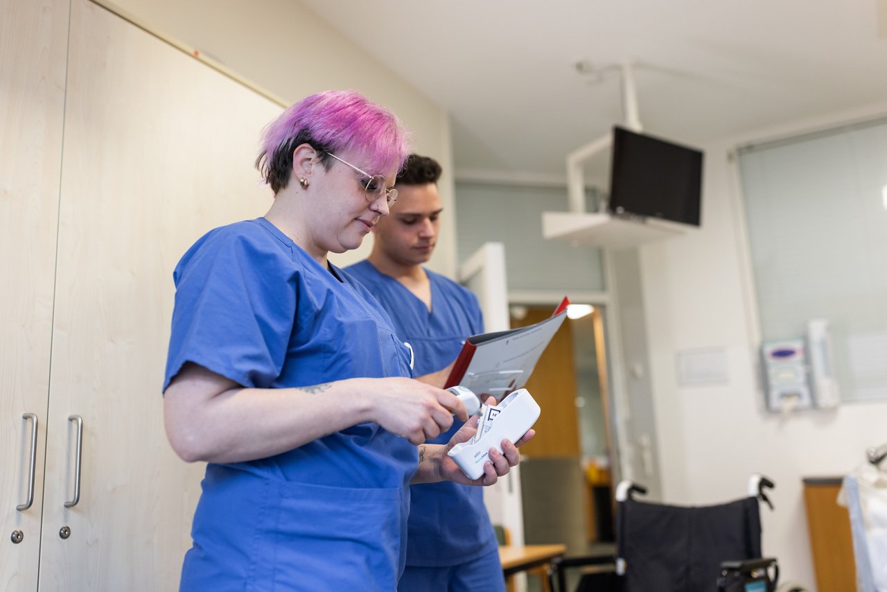 KPHs dokumentieren im Patientenzimmer