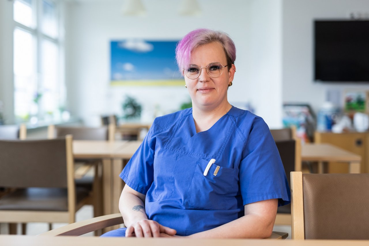 KPH Kathrin sitzend auf einem Stuhl