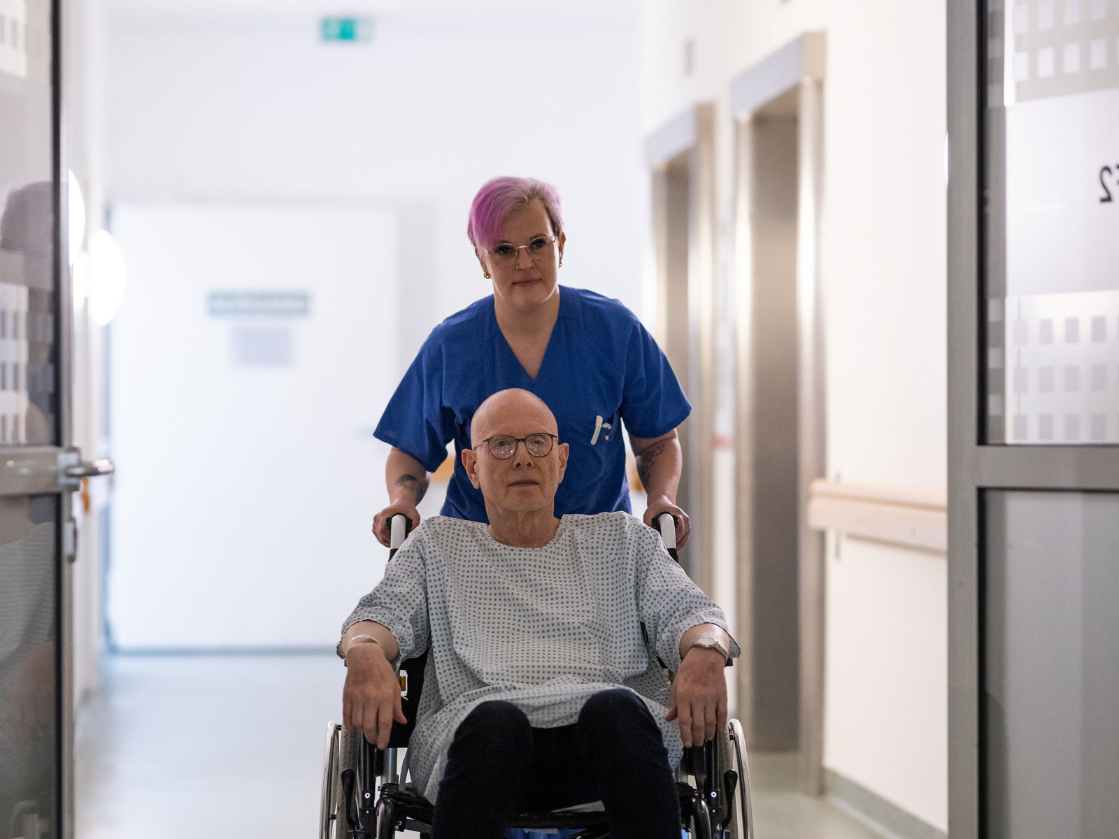 KPH mit Patient im Rollstuhl, Herzzentrum Leipzig