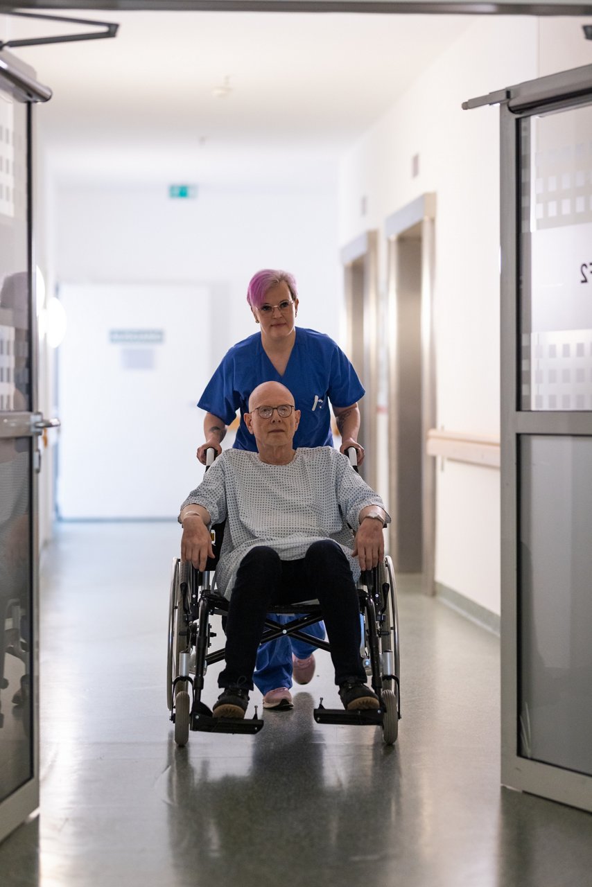 KPH mit Patient im Rollstuhl, Herzzentrum Leipzig