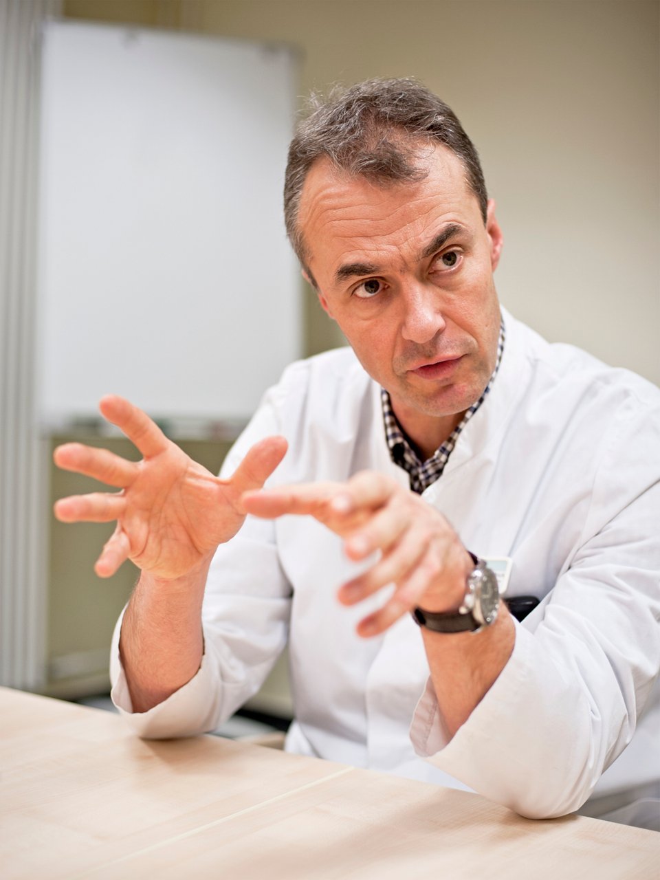 Chefarzt Frauenklinik im ernsten Gespräch
