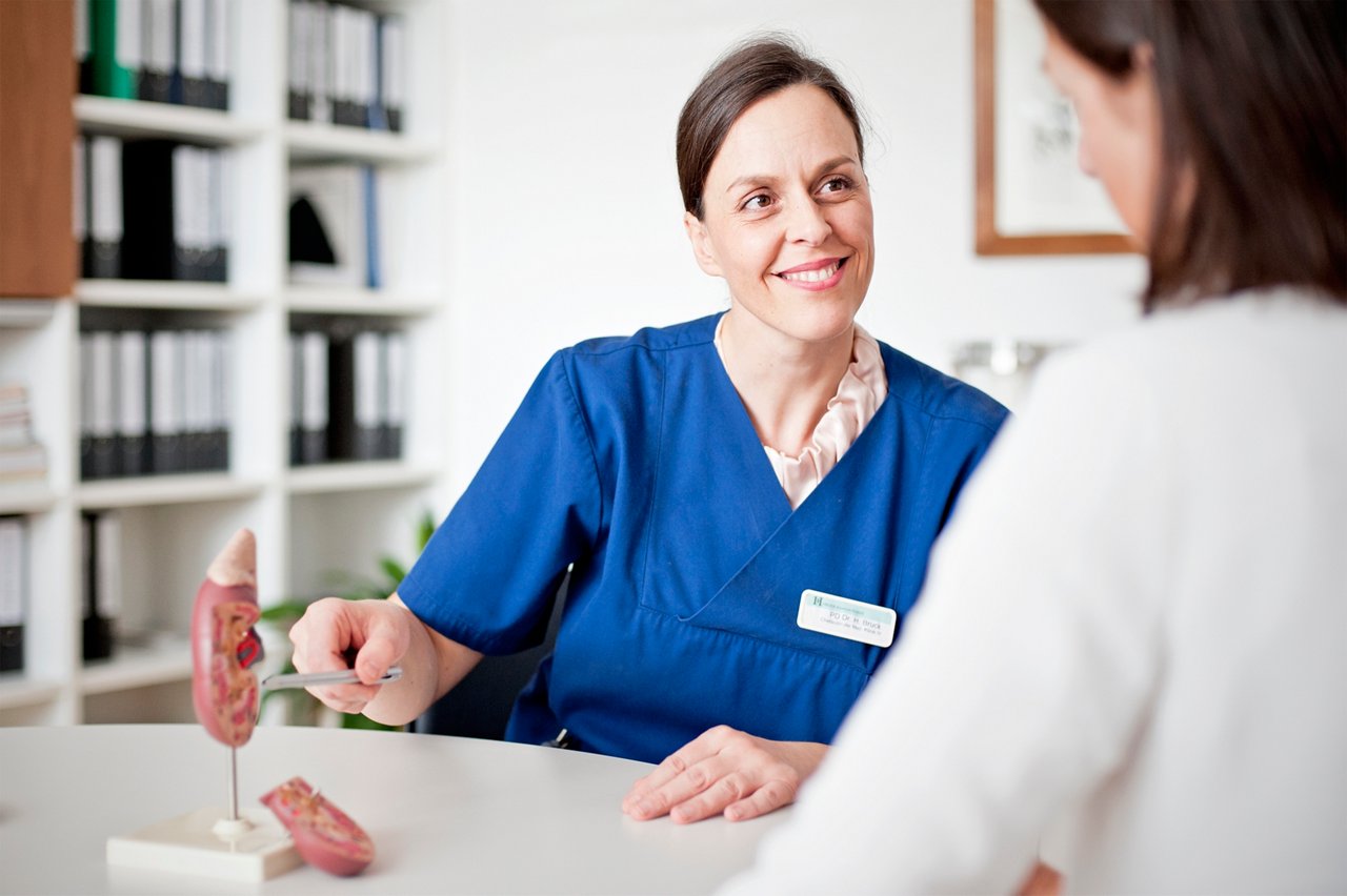 Nephrologin Frau Dr. Bruck im Patientengespräch über Nierenerkrankung