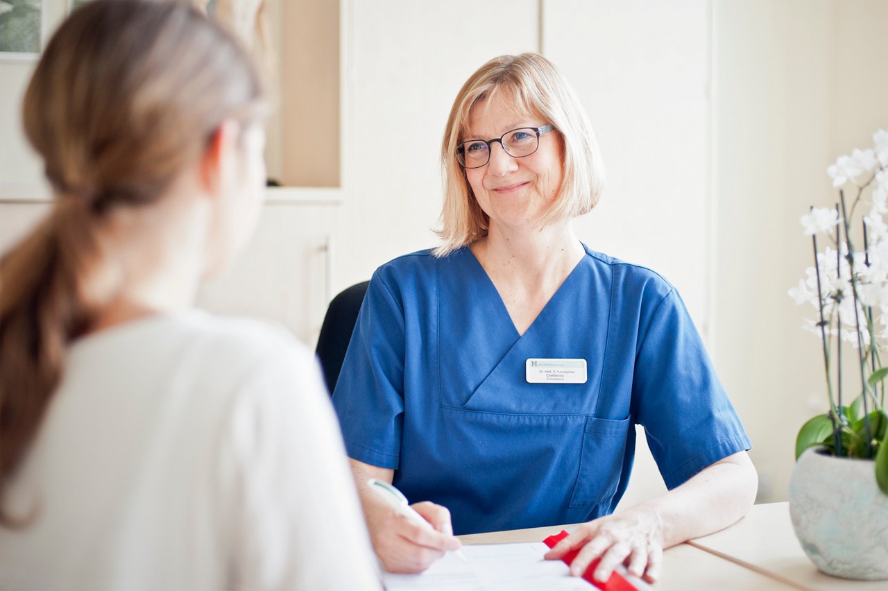 Chefärztin Schmerzklinik im Gespräch mit einer Patientin