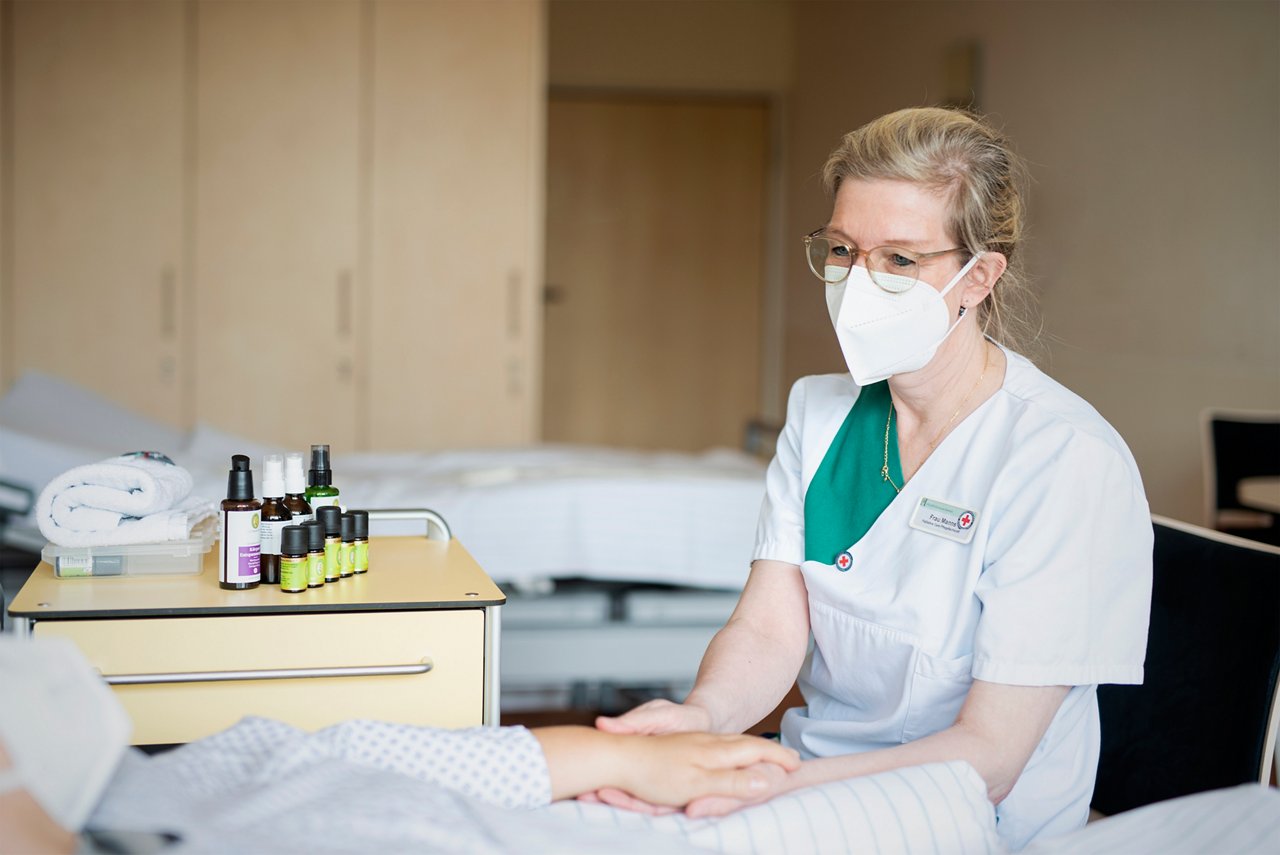 Eine Palliativ Care Pflegekraft bei der Aromatherapie