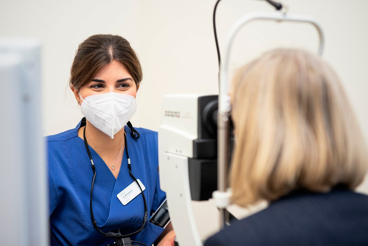 Unsere Augenärztin im Gespräch mit einer Patientin