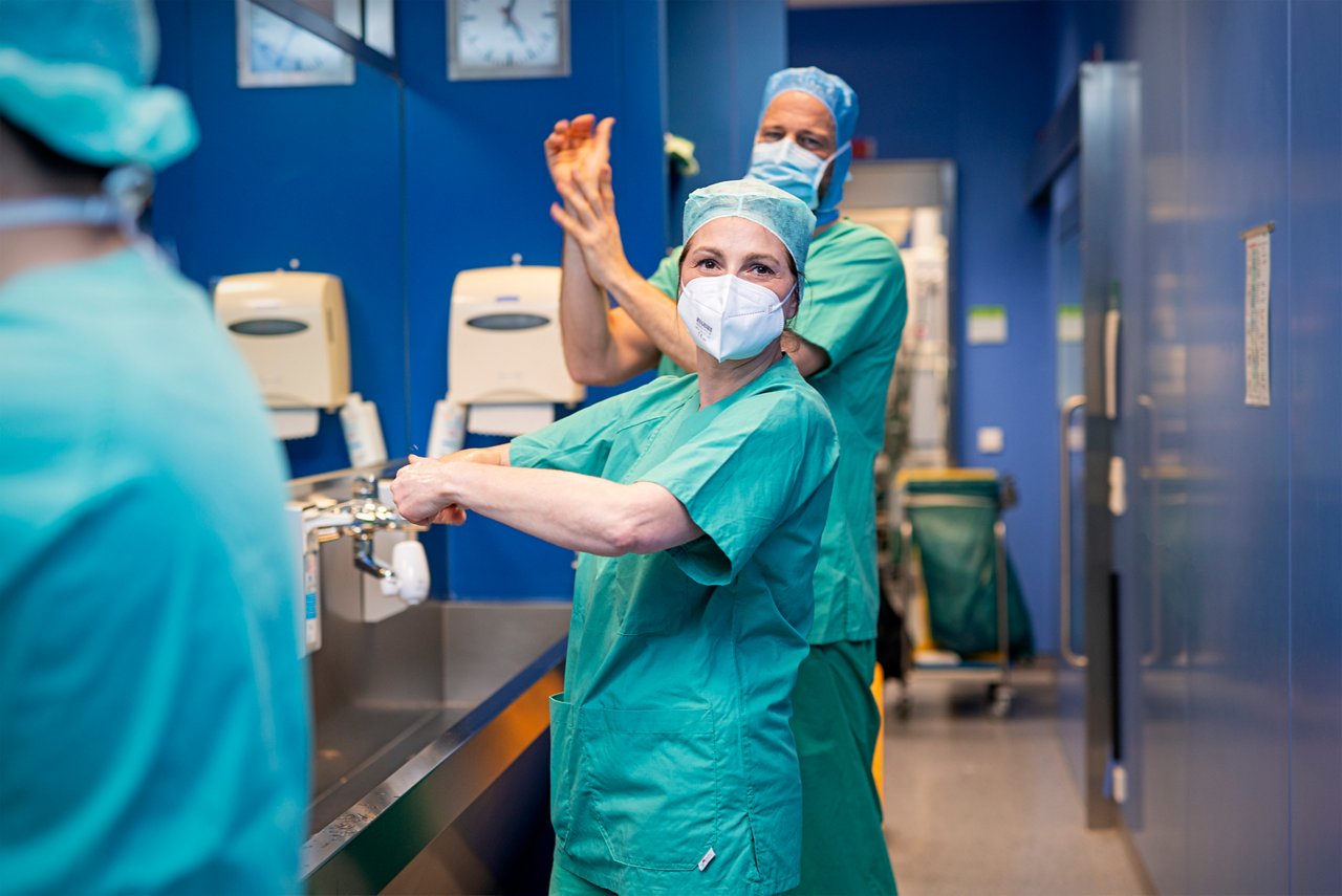 Zwei Allgemeinchirurgen bei der Vorbereitung zur OP