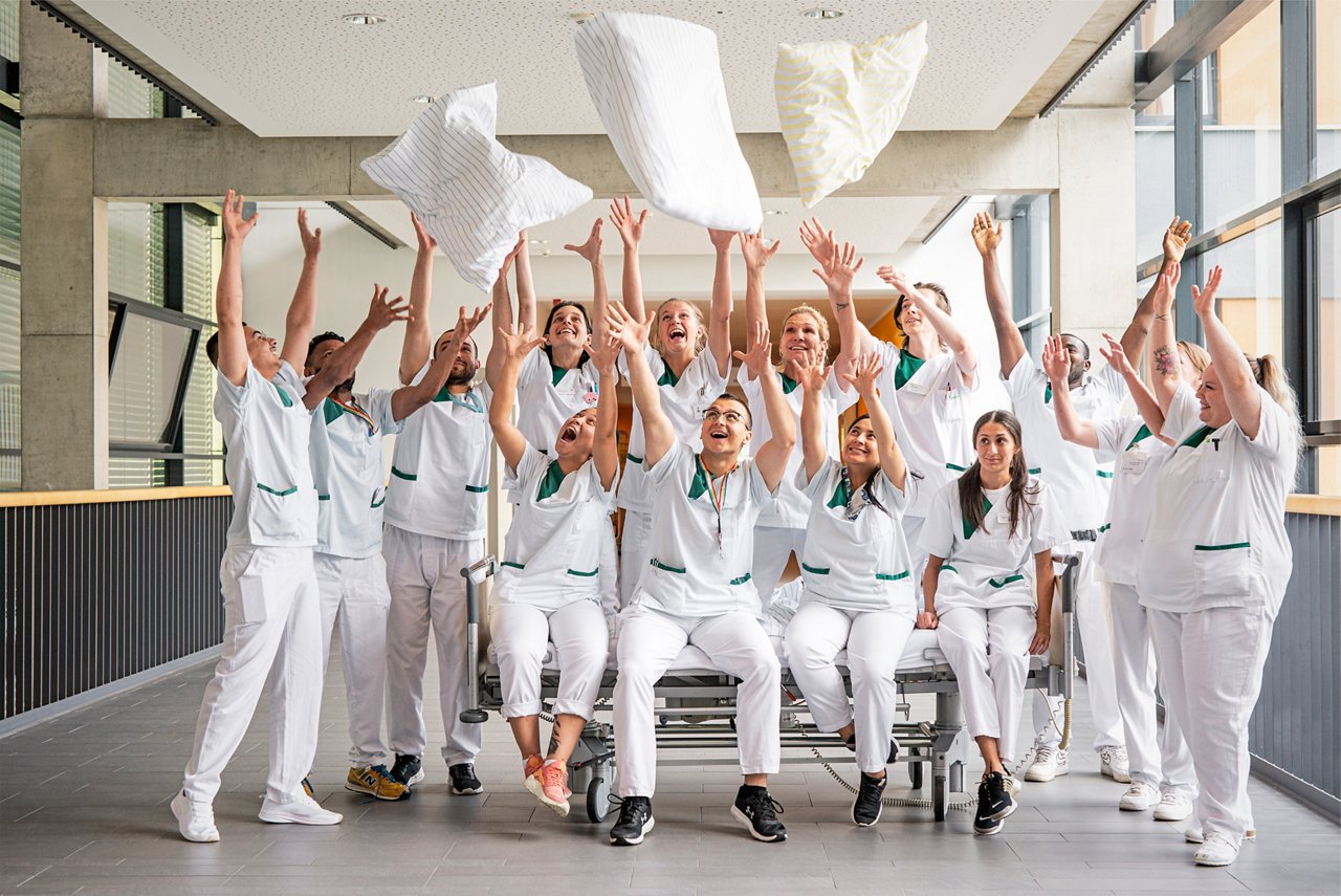 Azubis in Krefeld in der Pflege haben Spass