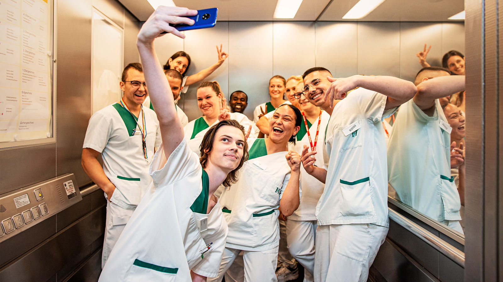 Azubis in Krefeld machen Selfie im Aufzug