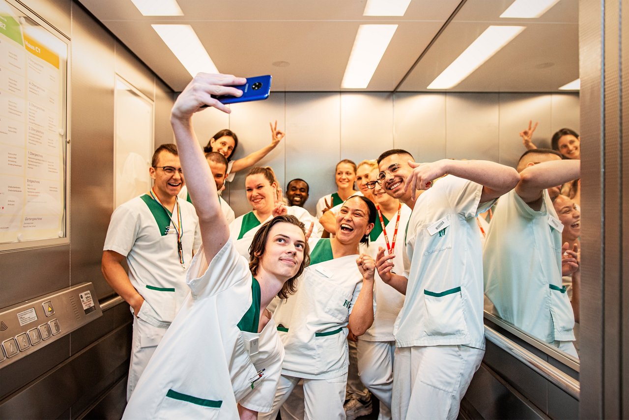 Azubis in Krefeld machen Selfie im Aufzug