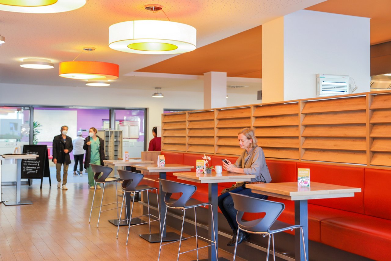 Eine Frau sitzt im Bistro der Cafeteria am Helios Klinikum Krefeld