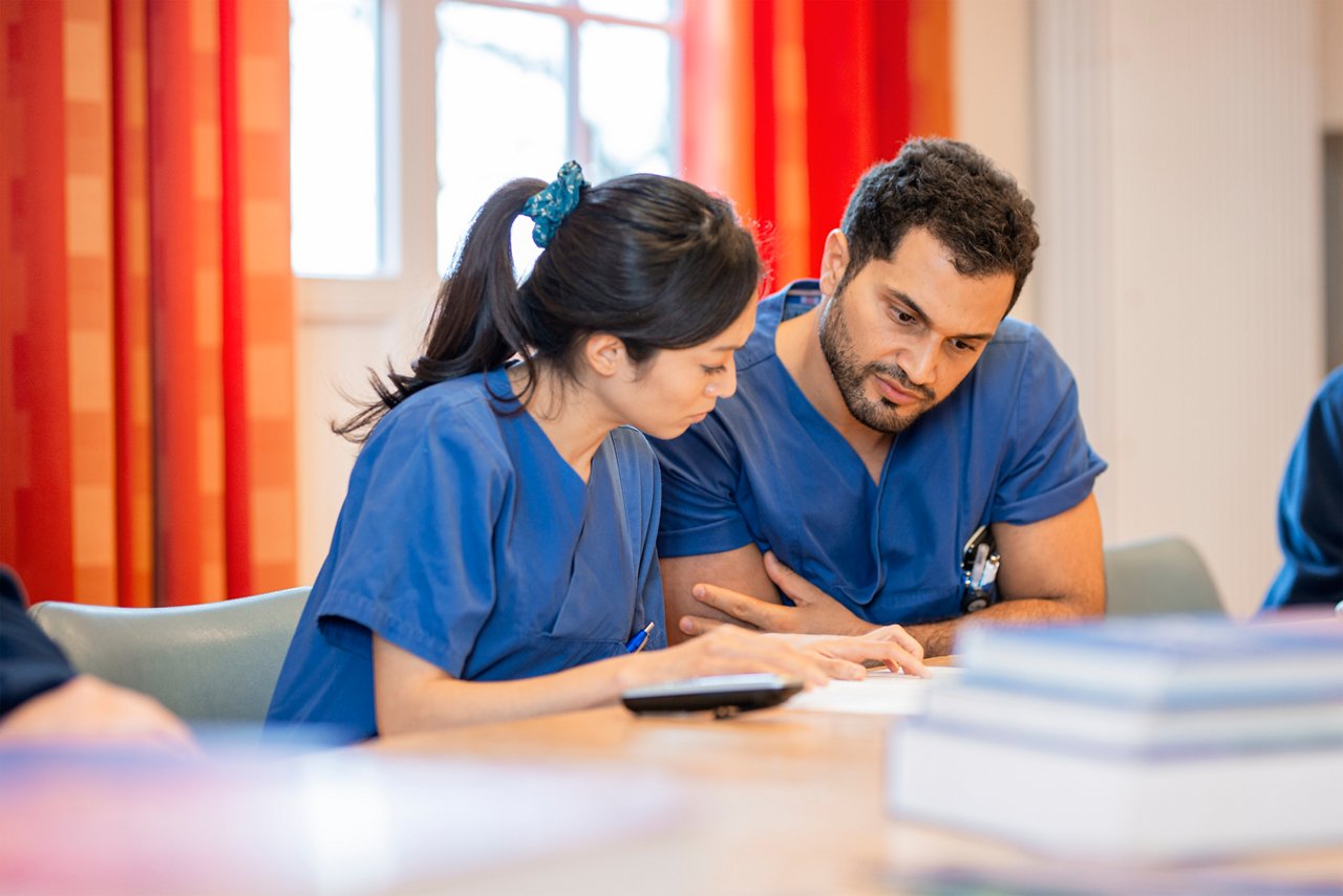 Ärztliche Besprechung in der Dermatologie in Krefeld 