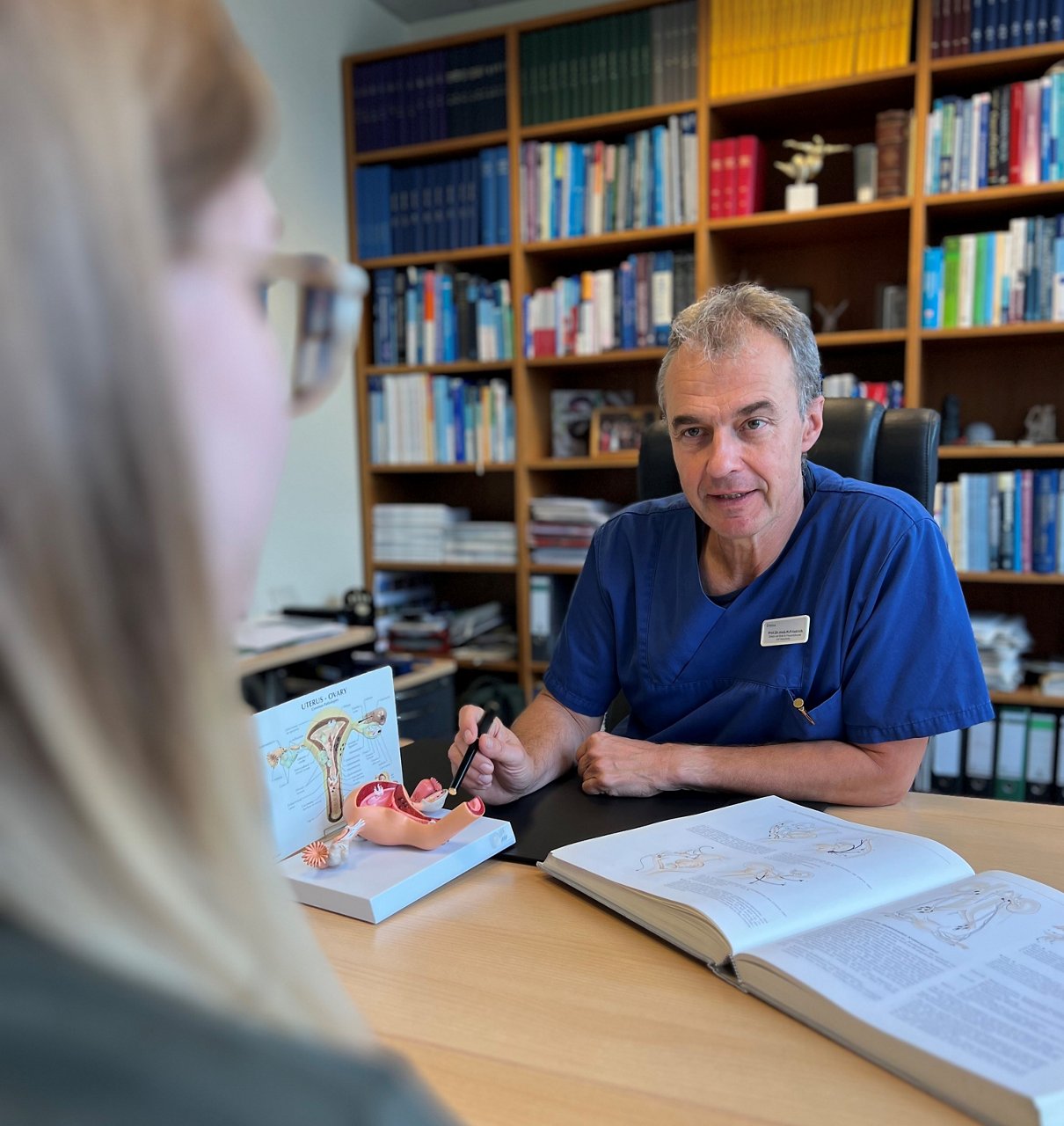 Prof. Dr. Friedrich im Patientengespräch