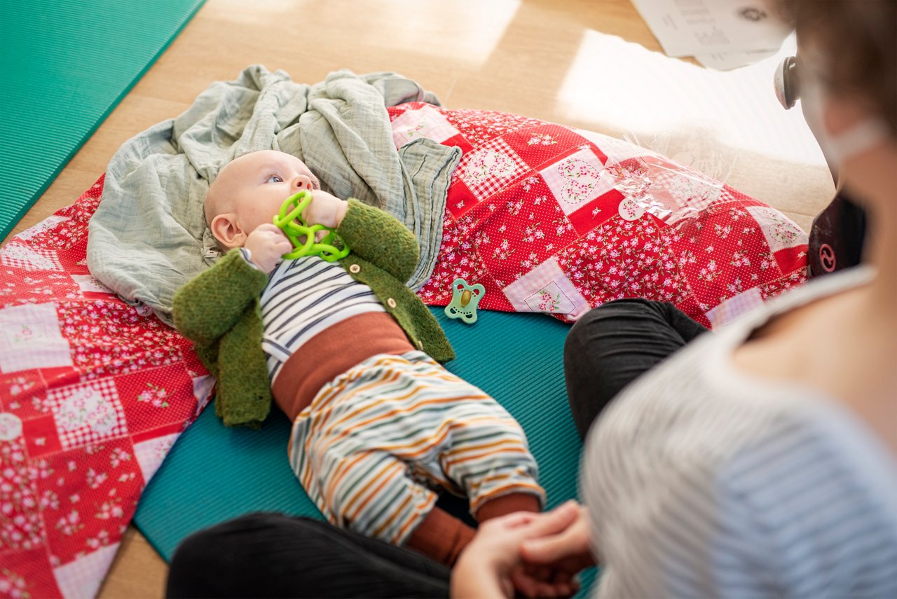 Ein Baby im Babykurs der Elternschule Krefeld