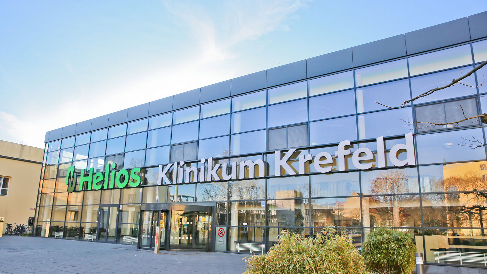 Haupteingang Vorplatz Helios Klinikum Krefeld 