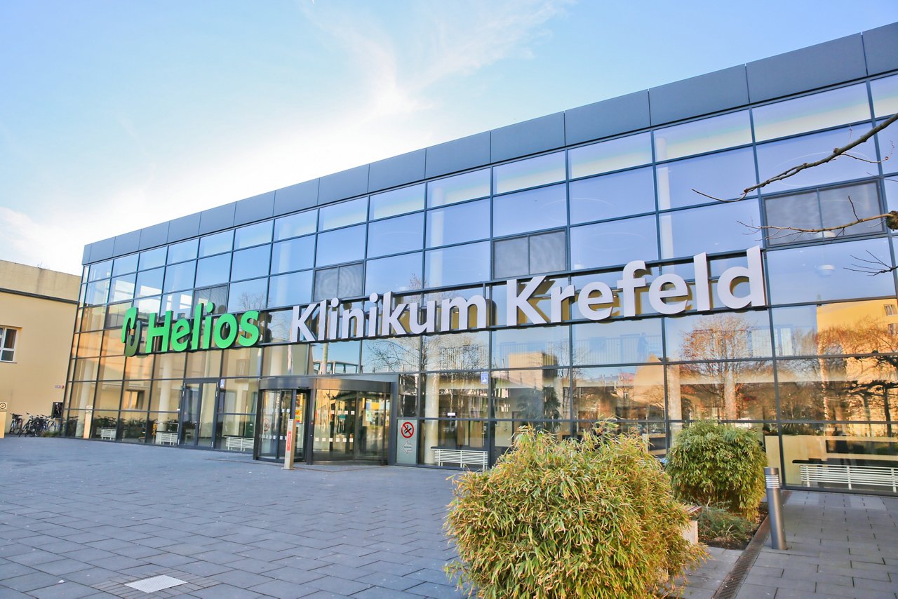 Haupteingang und Vorplatz des Helios Klinikum Krefeld 