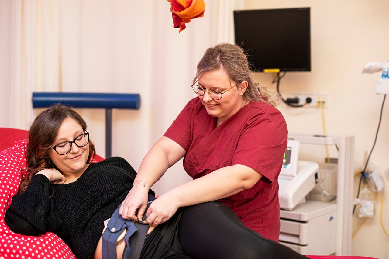 Hebamme in Krefeld legt Schwangeren CTG an