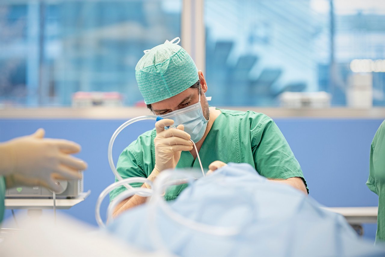 Arzt während einer Operation