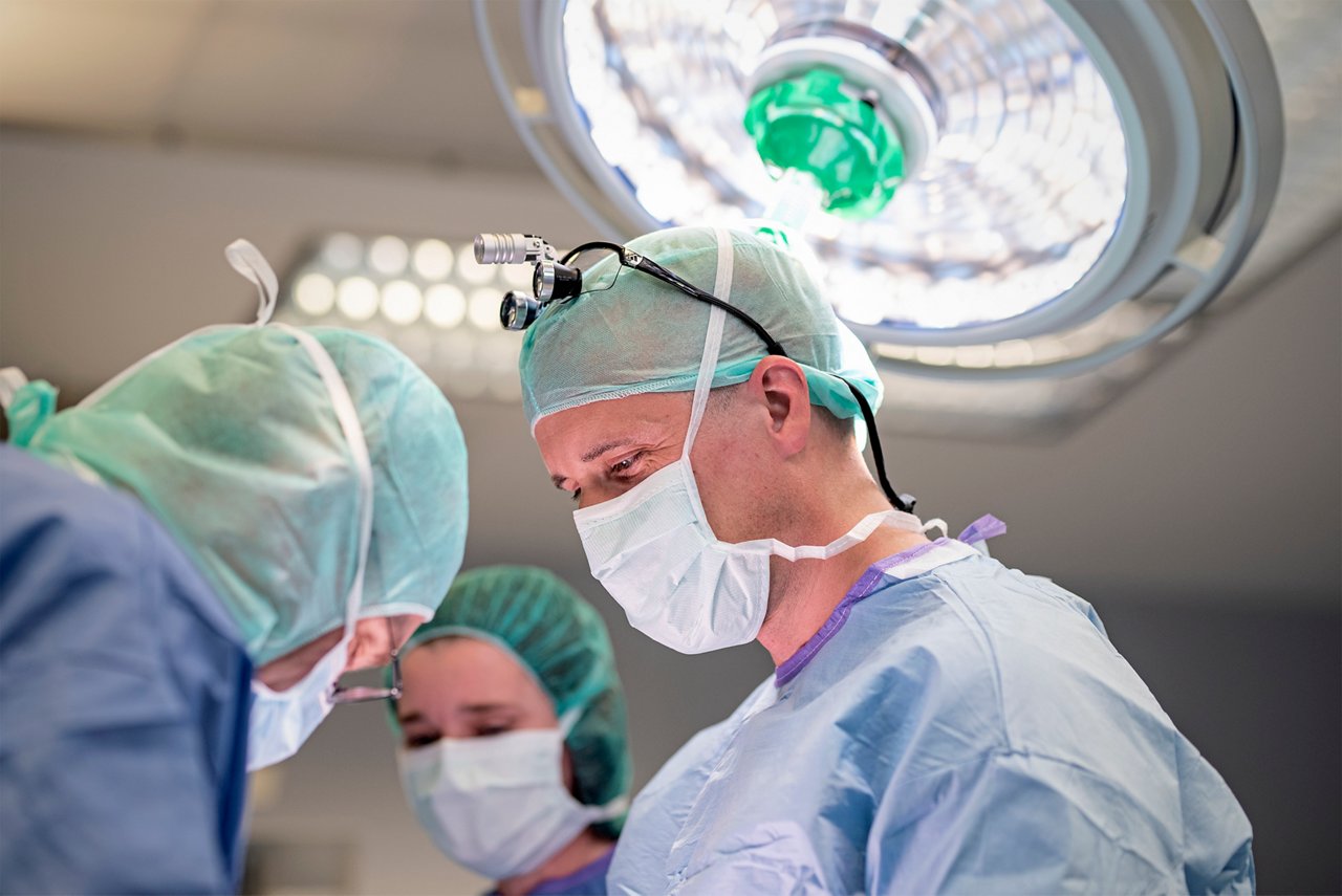Chirurgen-Team bei einer Tumor-OP
