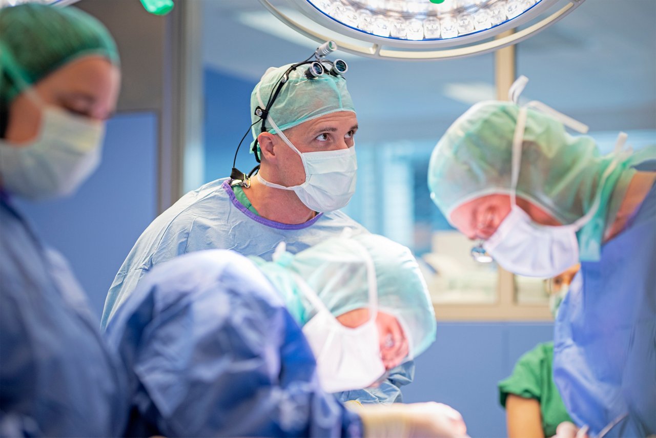 Chirurgen bei einer HNO Operation