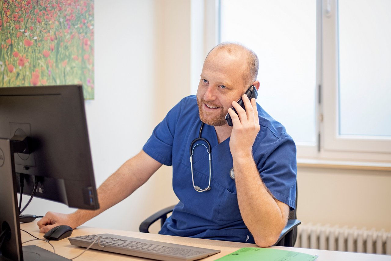 Leiter des Lungenkrebszentrums am HOZ Benoit Kraemer am Telefon in Krefeld