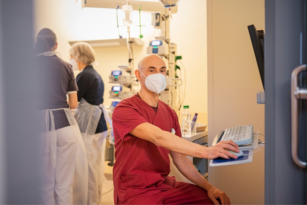 Mitarbeiterin während Operation