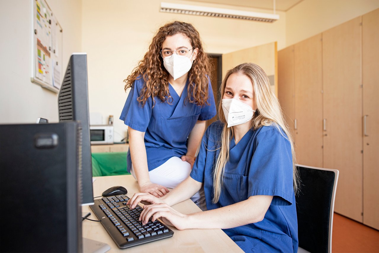 Famulatur junge Aerztinnen in Krefeld am PC Arbeitsplatz im blauen Kasack 