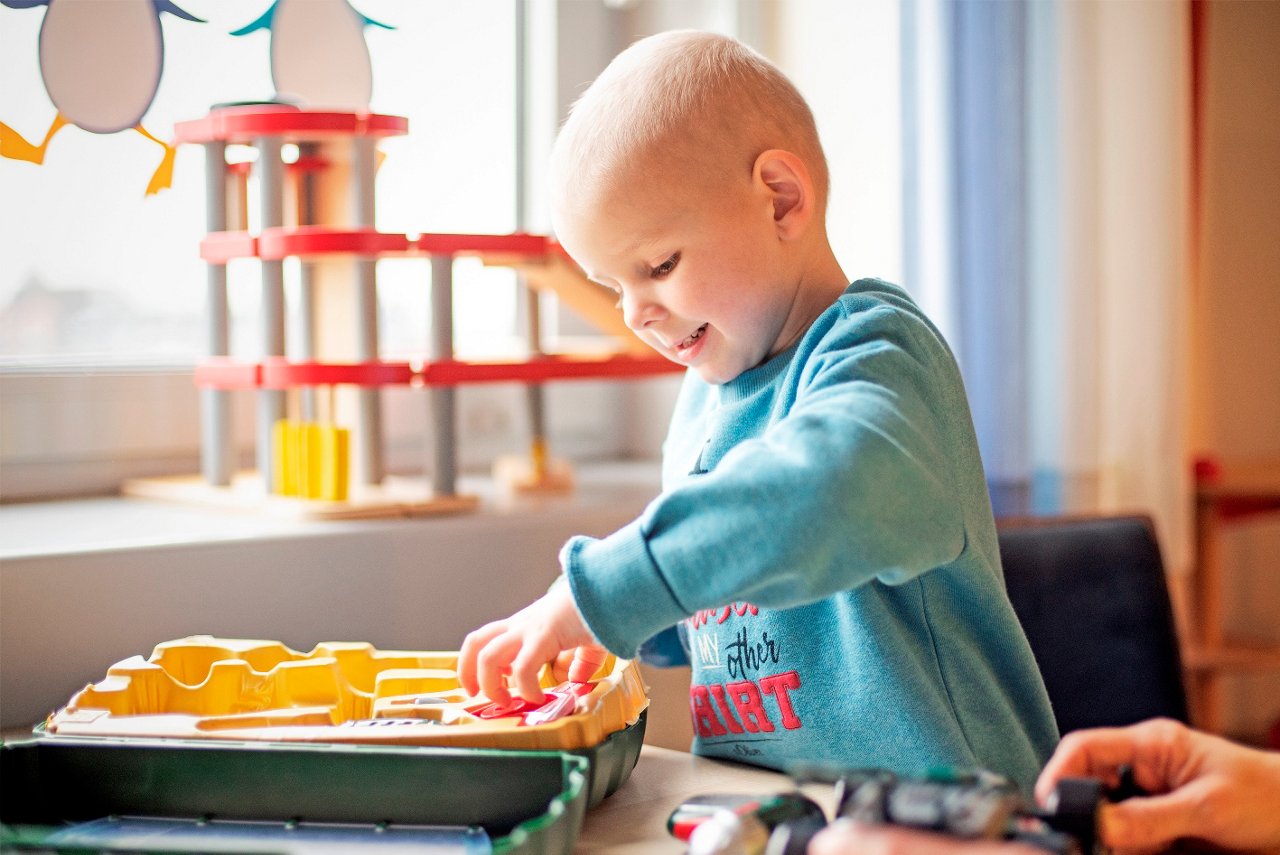 Spielendes Kind auf der Kinderonkologischen Station