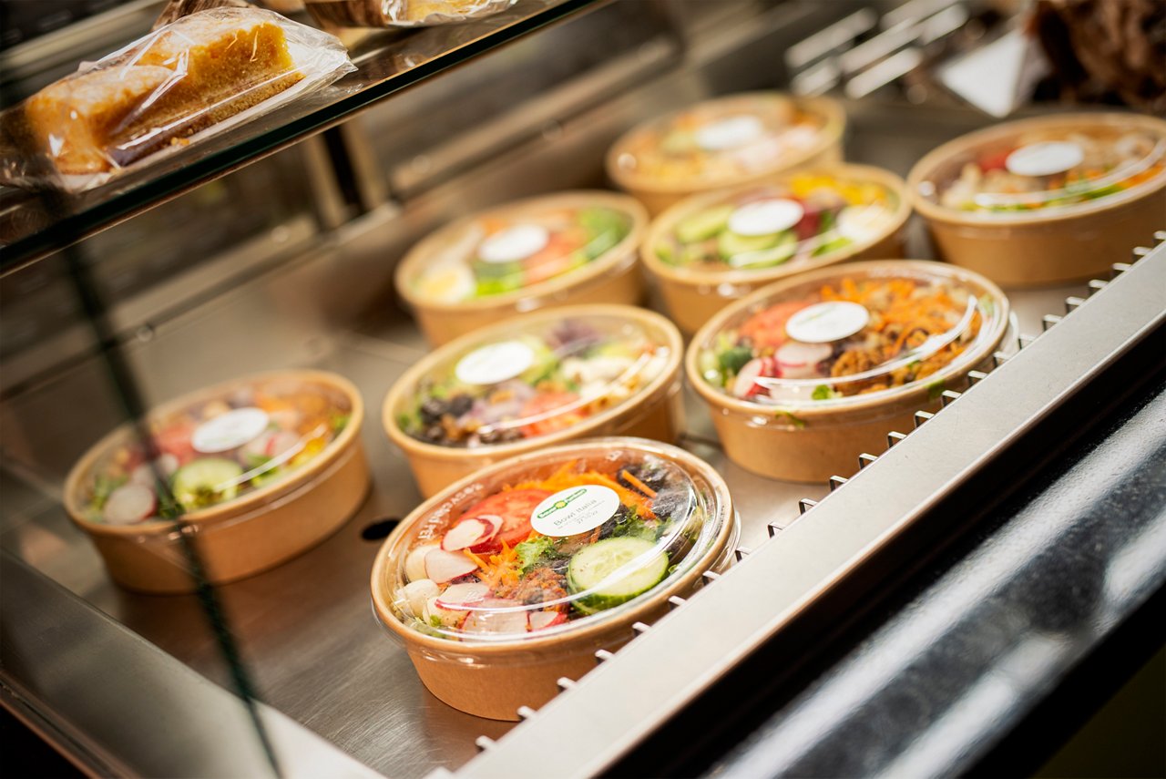 Salatschalen to-go in der Auslage im Kiosk des Helios Klinikum Krefeld