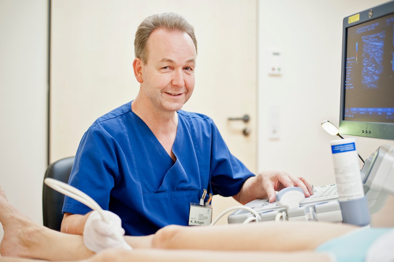 Chefarzt Prof. Kröger bei einer Ultraschall Untersuchung
