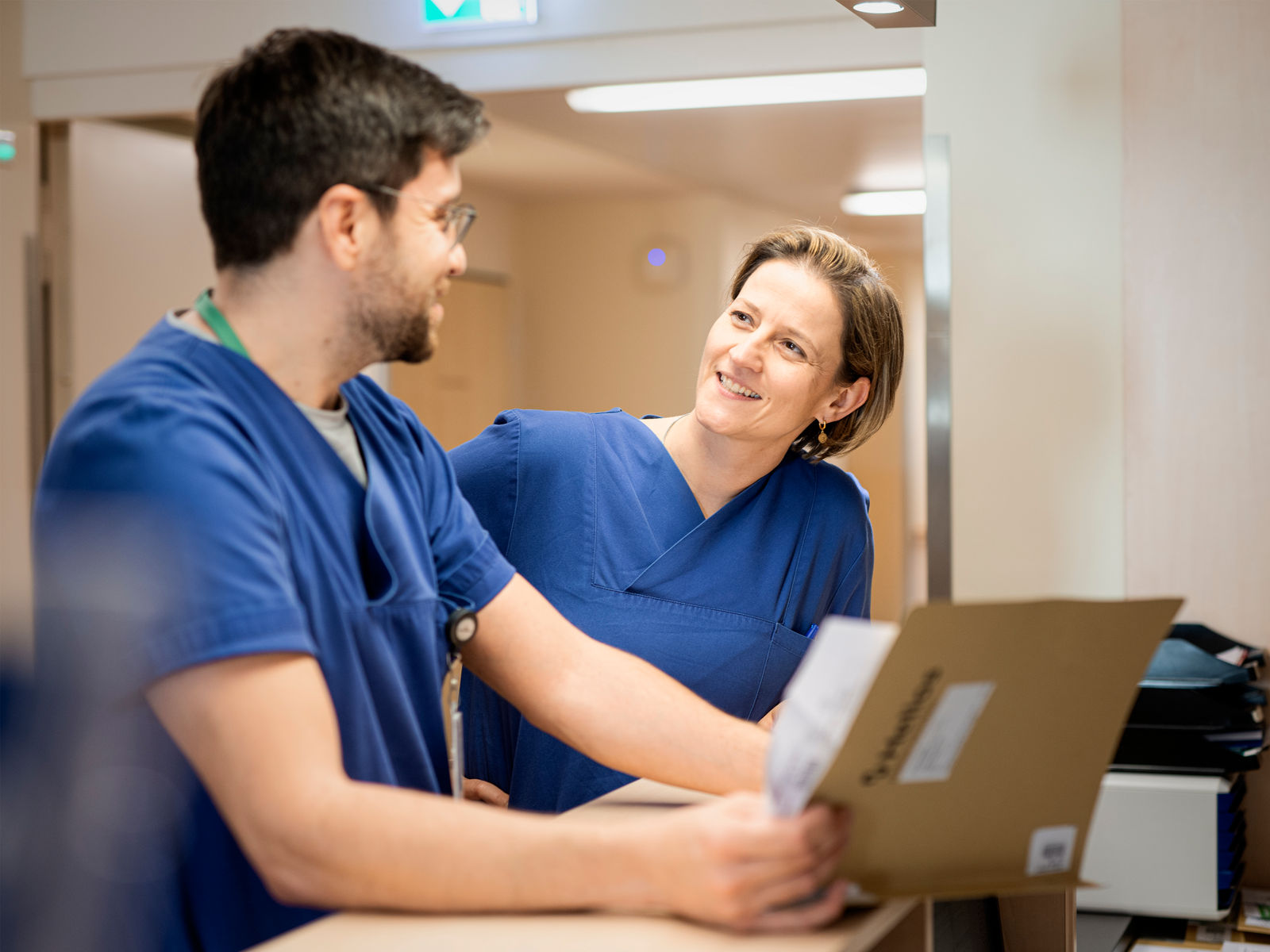 Ärztliche Absprache am Stationsstützpunkt der Neurochirurgie in Krefeld