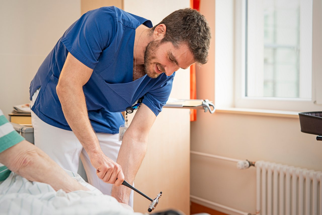 Untersuchung Reflexe auf neurochirurgischer Station in Krefeld