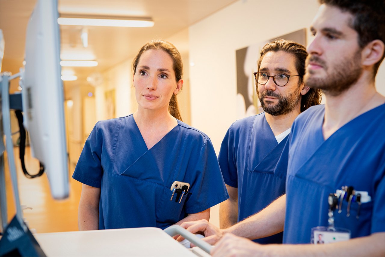 Mitarbeiterin am Telefon am Stationsstützpunkt