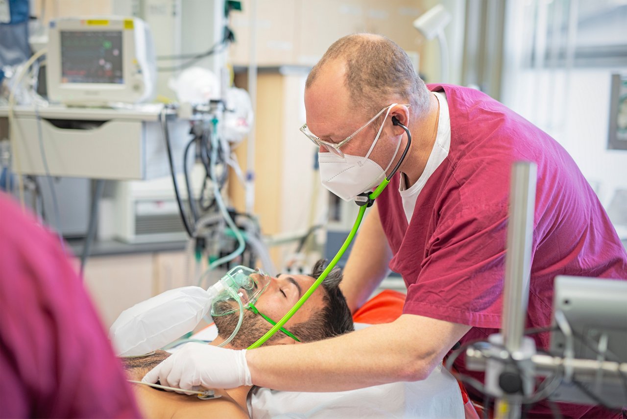 Ein Patient wird im Krefelder Notfallzentrum versorgt