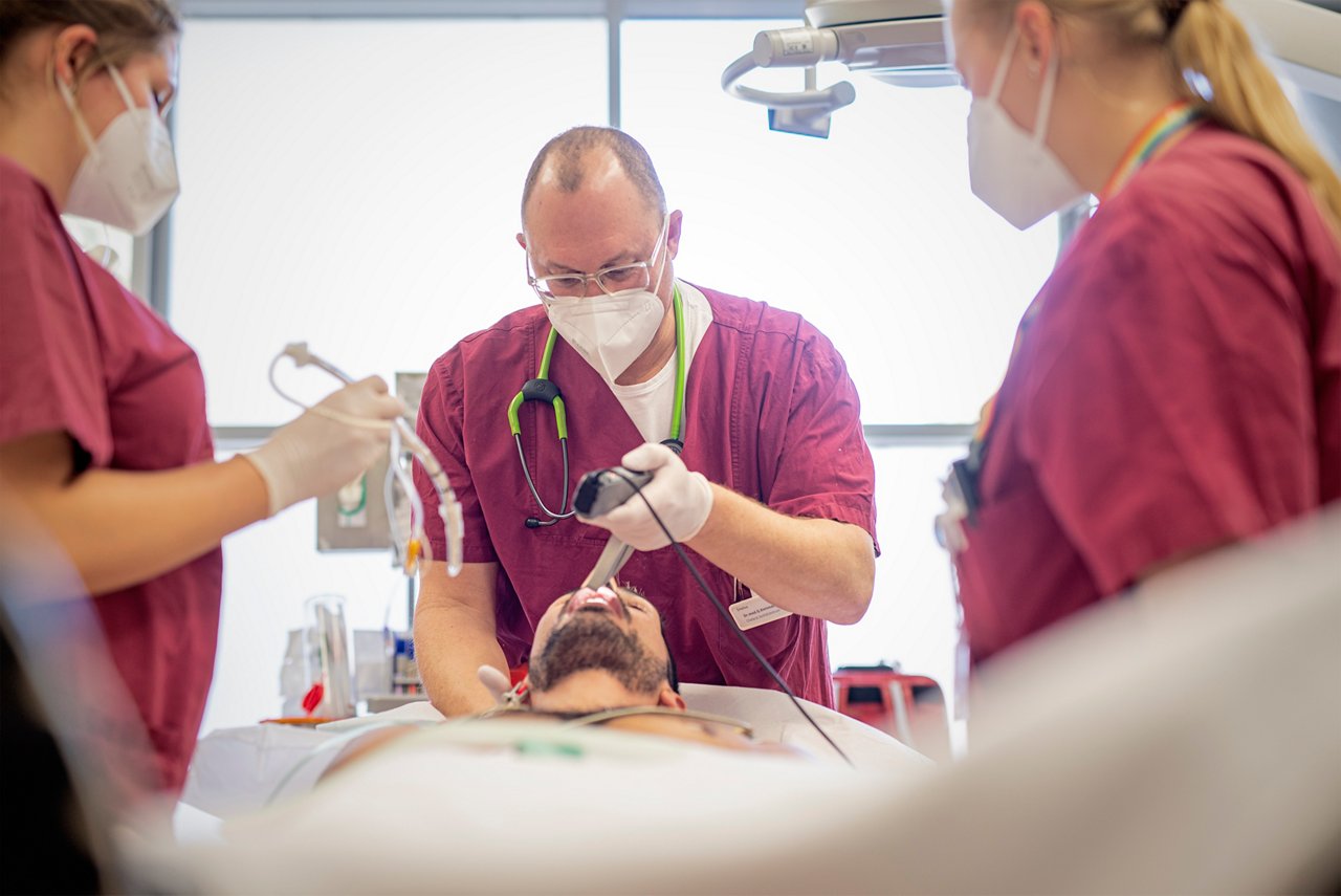 Intubation beim Notfallpatienten im Schockraum im Krefelder Notfallzentrum