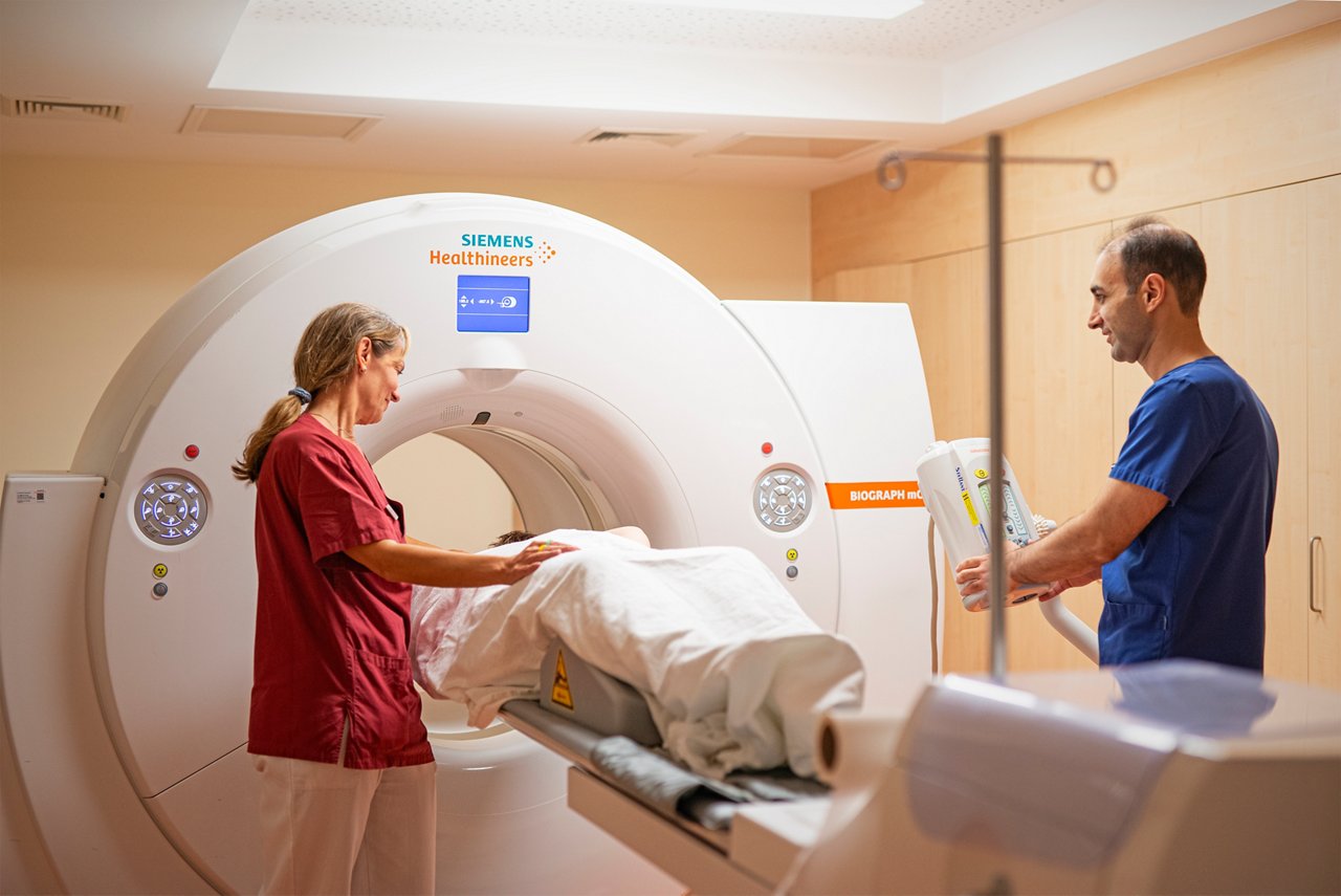 Arzt und MTRA mit Patient beim PET-CT in der Nuklearmedizin in Krefeld