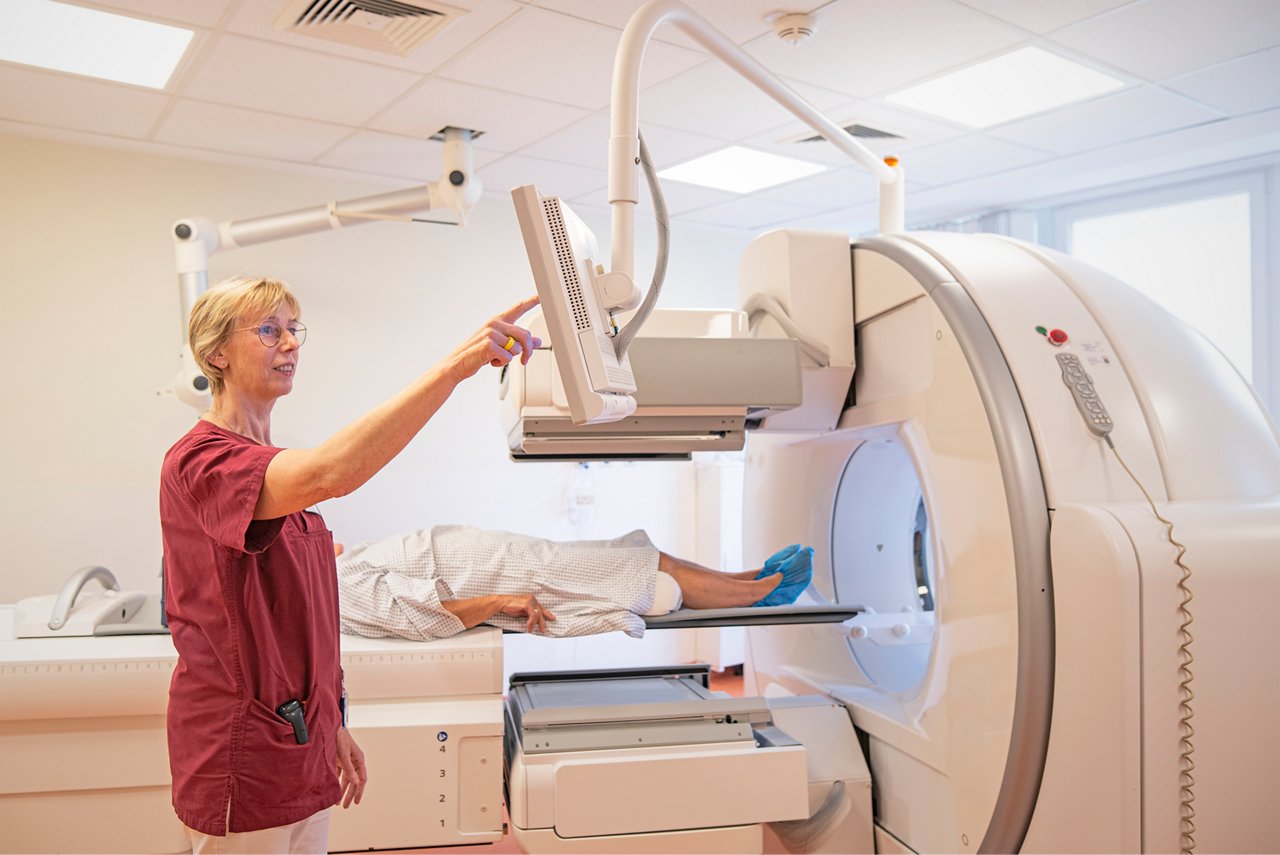 MTRA mit Patient bei der Szintigraphie in der Nuklearmedizin in Krefeld