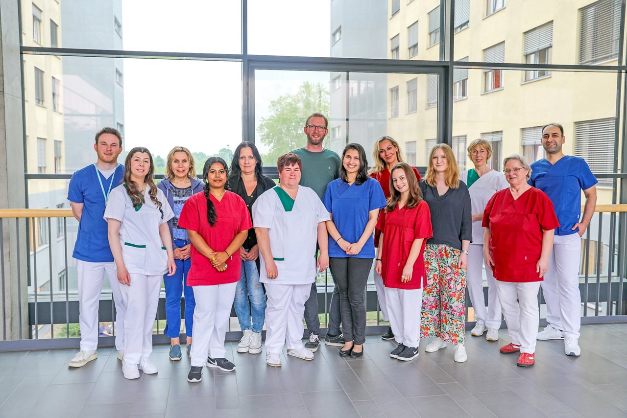 Mitarbeiterinnen vor dem PC am Infothresen